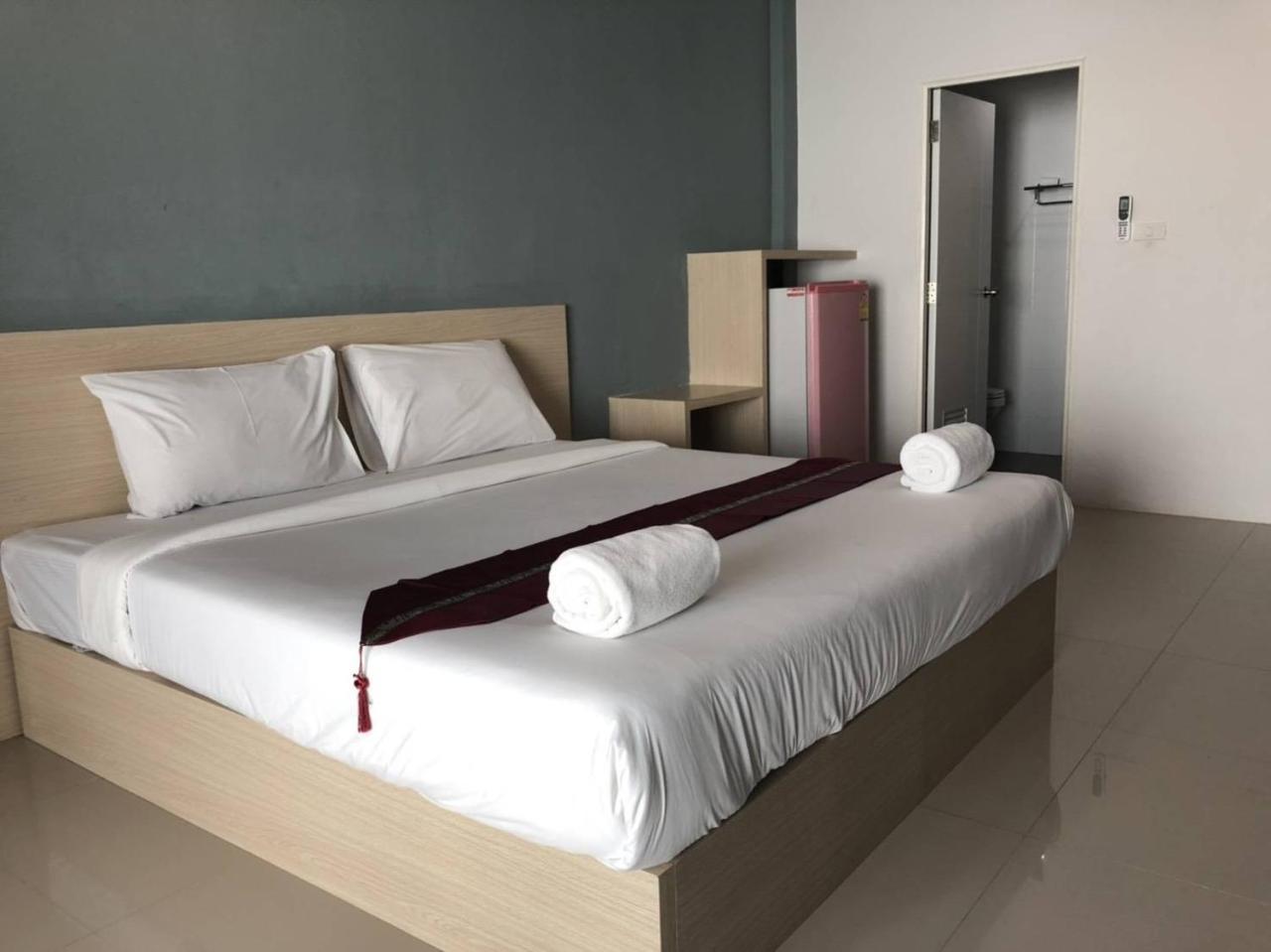 Khao Oat Airport Hotel Nai Yang Beach Exterior foto